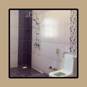 ein Bad mit Dusche und WC in der Unterkunft Homely.8 شقة in Firq