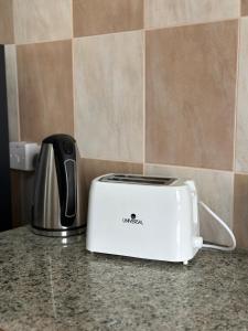 einem Toaster auf einer Küchentheke in der Unterkunft Homely.8 شقة in Firq