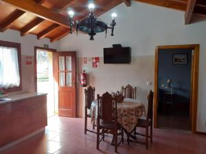 une salle à manger avec une table et un lustre dans l'établissement Casa de Santa Luzia B, à Caminha