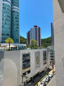 vistas a un edificio de una ciudad con edificios altos en Apartamento Confortável, en Balneário Camboriú