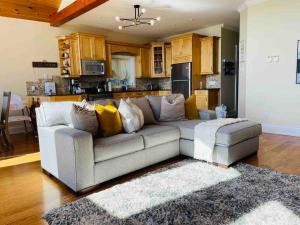 a living room with a couch and a kitchen at SouthLake Cottage on The Lake. in Washago