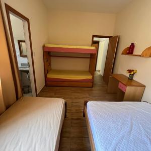 a small room with two beds and a closet at Sítio Sonho da Vovó in Esmeraldas