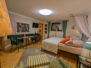 1 dormitorio con 1 cama, mesa y sillas en Erholungskellerchen, en Bad Lippspringe