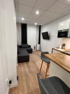 salon z kanapą i stołem w obiekcie Studio Climatisé Centre Ville #9 w mieście Tulon