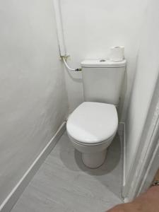 łazienka z białą toaletą w pokoju w obiekcie Studio Climatisé Centre Ville #9 w mieście Tulon +4 zdjęcia