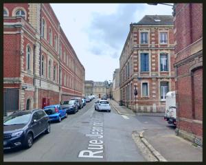 eine Stadtstraße mit auf der Straße geparkt in der Unterkunft 03 LOVE ROOM By Fanny S in Saint-Quentin