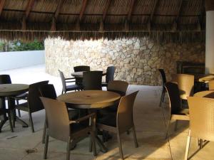 Un restaurante o sitio para comer en Apartamento Acapulco Diamante - Condominium Aura