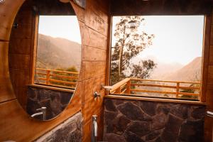 Habitación con ventana y vistas a las montañas. en Sisuma Ecolodge en Güicán