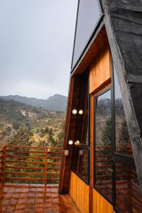 um quarto com uma varanda com vista para as montanhas em Sisuma Ecolodge em Güicán