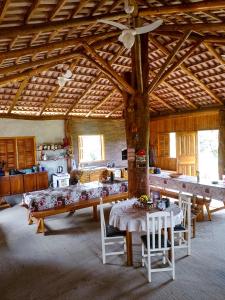 uma grande sala com mesas e cadeiras num edifício em Pousada Canever em Lauro Müller