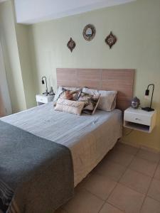 1 dormitorio con 1 cama grande y 2 mesitas de noche en Muriel en San Miguel de Tucumán