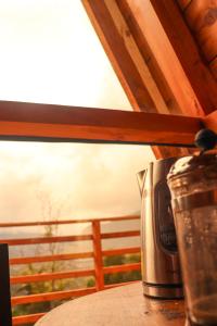 Příslušenství pro přípravu čaje a kávy v ubytování Sisuma Ecolodge
