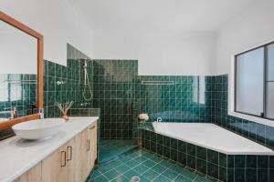 Ένα μπάνιο στο Robins Place +8 φωτογραφίες