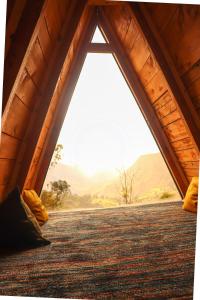 Güicán的住宿－Sisuma Ecolodge，从带窗户的房间内部可欣赏到风景