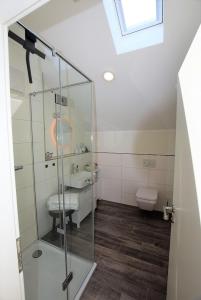 a bathroom with a glass shower and a sink at Meeresblick-Strandkieker-Haus-3-WE-45 in Hohwacht