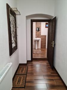 a hallway with a door leading to a bathroom at La Casa Rosa in Nová Baňa