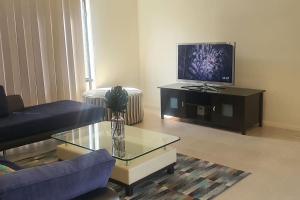 uma sala de estar com um sofá e uma televisão em Cheerful huge home in Truganina em Truganina