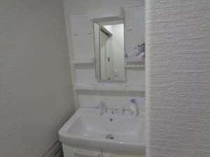 a white bathroom with a sink and a mirror at Villa House Hisago - Vacation STAY 61410v in Kawazu