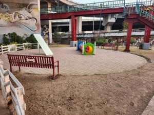 un parque infantil en un edificio con bancos y una rampa en México Querido Jardín, en Ciudad de México