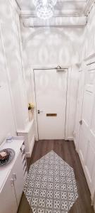 une cuisine avec une porte blanche et un tapis dans l'établissement Fantastic - Centrally located 1 bed APT with Wi-fi, à Dalkeith