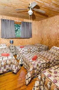 Ένα ή περισσότερα κρεβάτια σε δωμάτιο στο Hippo Waterfront Lodge