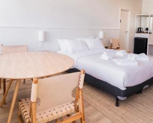 En eller flere senger på et rom på Port Broughton Hotel and Sunnyside Motel