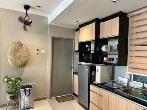 eine Küche mit einer Spüle und einem Kühlschrank in der Unterkunft CiptaRase Apartment - Drawbridge,KTCC mall, Kuala Terengganu in Kuala Terengganu