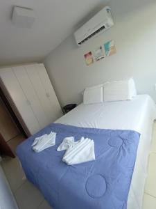 sypialnia z łóżkiem i dwoma białymi ręcznikami na nim w obiekcie Flat Porto Plaza - Praia do Cupe w mieście Ipojuca +14 zdjęć