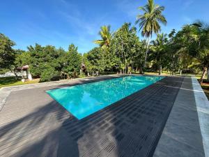 uma imagem de uma piscina numa villa em Hummingbird Leisure Villa-Anuradhapura em Anuradhapura