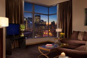 Millennium Hotel Broadway Times Square في نيويورك: غرفة معيشة مطلة على مدينة