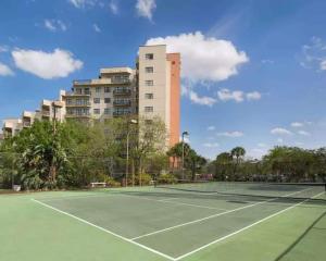 Tennis ja/või seinatennis majutusasutuses 3509 Luxury Location and Location või selle läheduses