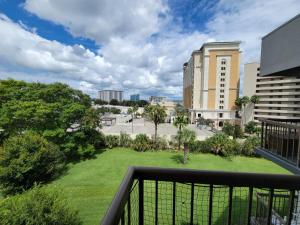 un balcone con prato verde e edifici di 3509 Luxury Location and Location a Orlando