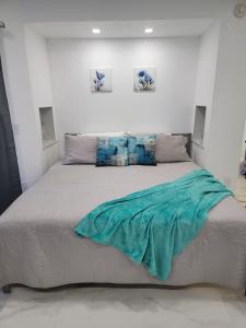 una camera da letto con un grande letto con una coperta verde di 3509 Luxury Location and Location a Orlando