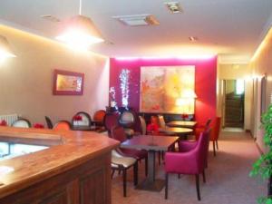 Χώρος καθιστικού στο Logis Hôtel Restaurant Les Capucins