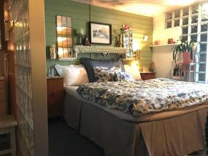 Giường trong phòng chung tại Charming studio with private patio