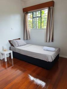 Postel nebo postele na pokoji v ubytování Spacious 4-bdrm fully self-contained WIFI, Parking