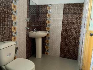 łazienka z toaletą i umywalką w obiekcie Mama Cottage Ella w mieście Ella