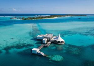 una isla con una tienda en el agua en Niyama Private Islands Maldives, en Dhaalu Atoll