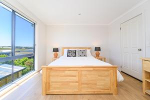 Una cama o camas en una habitación de Ocean & Country Views, Spa, Pets Welcome, Fireplace - Your Ocean Oasis 10 minutes to Phillip Island