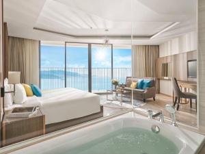 - une chambre d'hôtel avec un lit et une baignoire dans l'établissement Panorama Nha Trang Inn, à Nha Trang