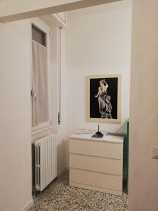 a room with a dresser and a painting on the wall at il 64B - 10 minuti a piedi dal Policlinico San Matteo - in Pavia +40 photos