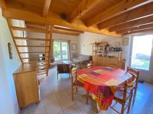 cocina y comedor con mesa y sillas en Maison Bretignolles-sur-Mer, 3 pièces, 6 personnes - FR-1-231-239, en Bretignolles-sur-Mer