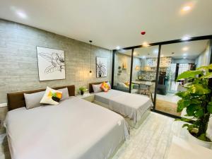 Postel nebo postele na pokoji v ubytování LaHomestay Hàng Đậu
