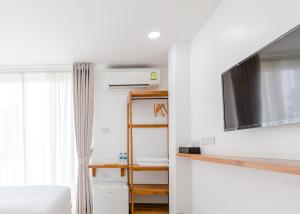 TV a/nebo společenská místnost v ubytování Haksabai Hotel Chiangrai โรงแรมฮักสบาย เชียงราย