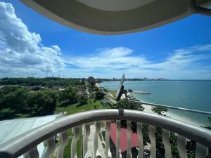 - un balcon avec vue sur l'eau dans l'établissement Glory Beach Resort Beach View, à Port Dickson