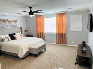 a bedroom with a bed and a ceiling fan at Sandstone Ridge Apartments Remodeled 6 Bedroom 4 Bath in Oklahoma City