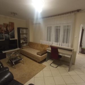 ein Wohnzimmer mit einem Sofa und einem Tisch in der Unterkunft Apartman Dražice-Grobnik in Dražice