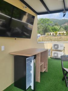 TV a/nebo společenská místnost v ubytování Cabaña en Sopetran