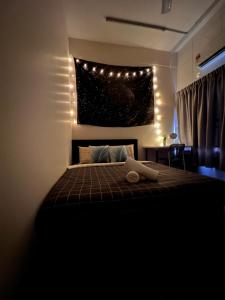 Postel nebo postele na pokoji v ubytování Room3#IG theme Bargainous#Shared Bathroom#2pax#2min Kek Lok Si