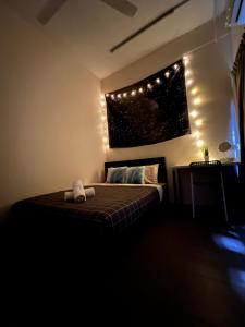 Postel nebo postele na pokoji v ubytování Room3#IG theme Bargainous#Shared Bathroom#2pax#2min Kek Lok Si